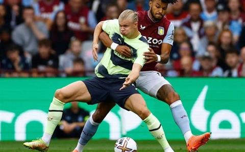 Trước Ronaldo, Tyrone Mings còn vật tay đôi với Haaland