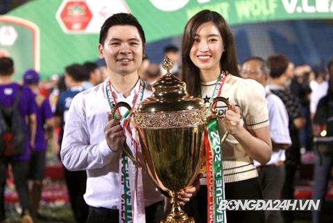 Hoa hậu Đỗ Mỹ Linh nâng cúp vô địch V.League 2022 cùng Chủ tịch Hà Nội