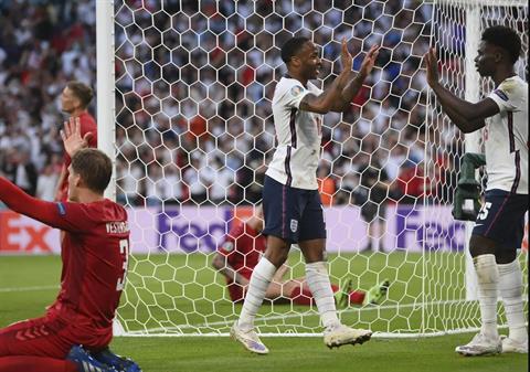 Wayne Rooney dùng Saka để cảnh báo Sterling