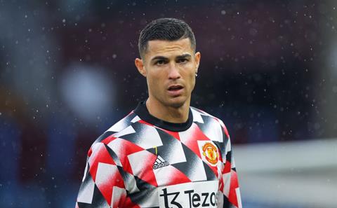 Nhà Glazer hậu thuẫn để Ten Hag xử lý Ronaldo