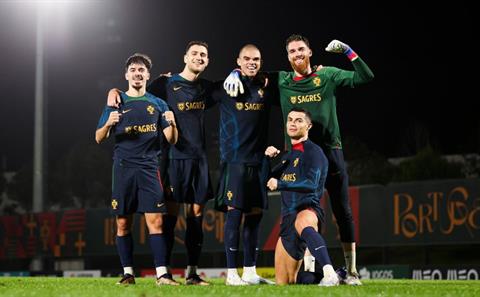 VIDEO: Ronaldo và Bruno Fernandes không nhìn mặt nhau