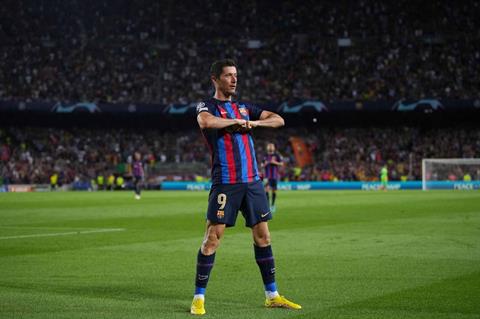 Lewandowski giục Barca kí hợp đồng với Messi 