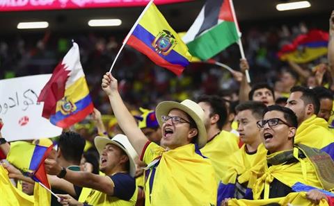 CĐV Ecuador hát chúng tôi muốn bia ở trận khai mạc World Cup