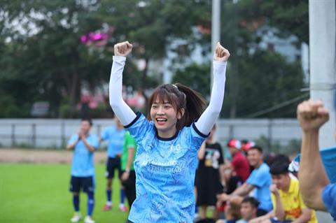 Tiktoker Lê Bống, diễn viên Bảo Hân xỏ giày ra sân đá bóng