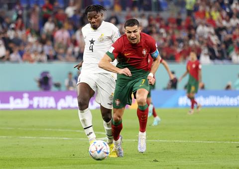 HLV Ghana mỉa mai: Ronaldo nhận quà từ trọng tài
