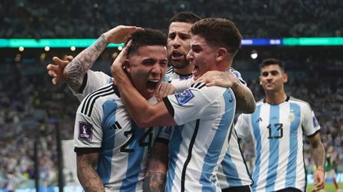 Roy Keane chê ĐT Argentina đá như đội hạng nhất