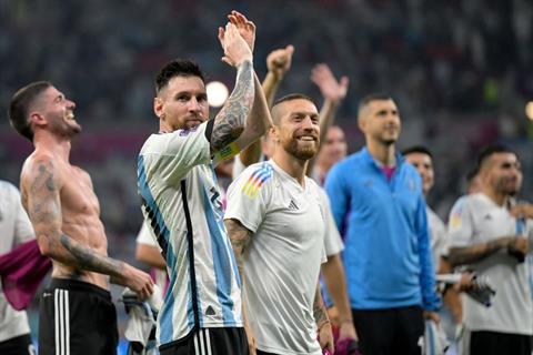 VIDEO: Lionel Messi khiêm tốn chọn cái tên xuất sắc nhất giúp Argentina vào tứ kết