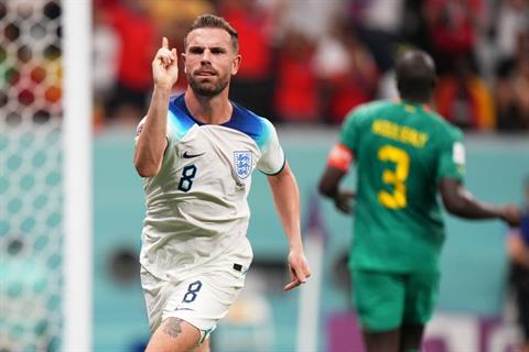 Henderson có hành động đẹp với Sterling sau trận thắng của ĐT Anh