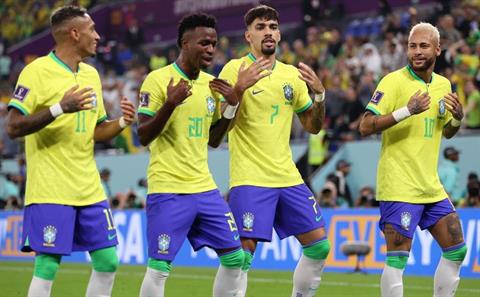 Roy Keane tiếp tục chỉ trích ĐT Brazil vì nhảy quá nhiều