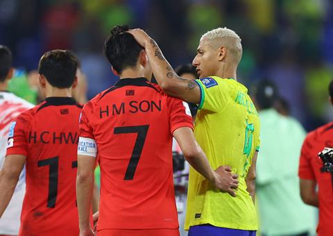 Richarlison động viên Son Heung Min sau thất bại ở World Cup 2022