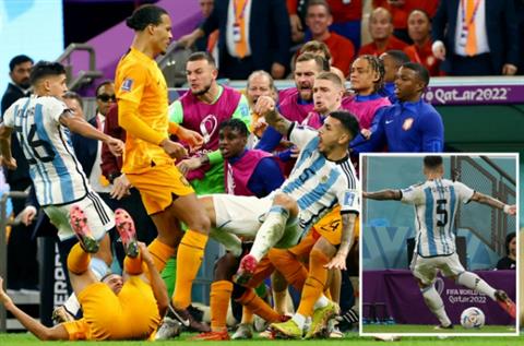 Cận cảnh cuộc hỗn chiến giữa các cầu thủ Hà Lan và Argentina
