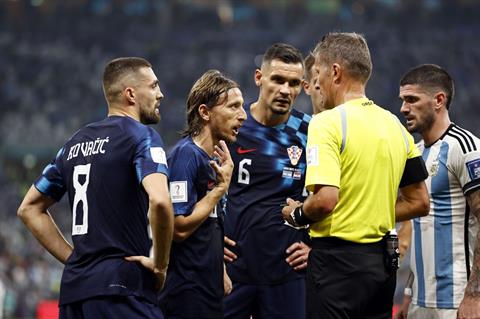 Modric gọi trọng tài Orsato là một thảm họa sau trận thua Argentina