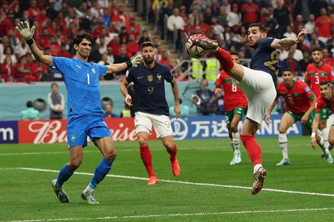Pháp 2-0 Morocco: Lá chắn vụn vỡ và đòn trừng phạt của nhà vua
