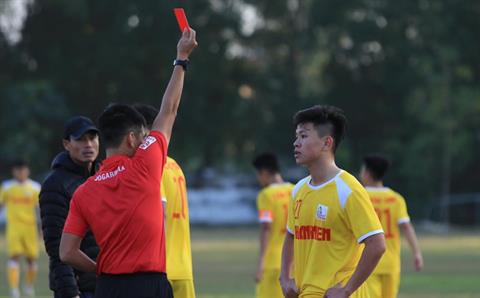 Hậu vệ U23 Việt Nam nhận thẻ đỏ trực tiếp vì lỗi phản ứng