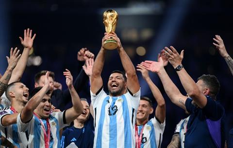 Sergio Aguero xuống sân, ăn mừng như thật với các thành viên ĐT Argentina