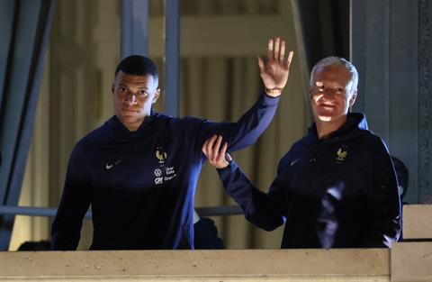 Mbappe và đồng đội được NHM chào đón như nhà vô địch World Cup