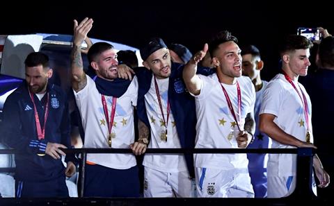 VIDEO: Messi suýt lao vào dây điện