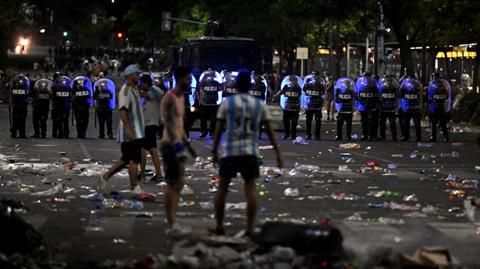 CĐV Argentina tấn công cảnh sát sau lễ ăn mừng