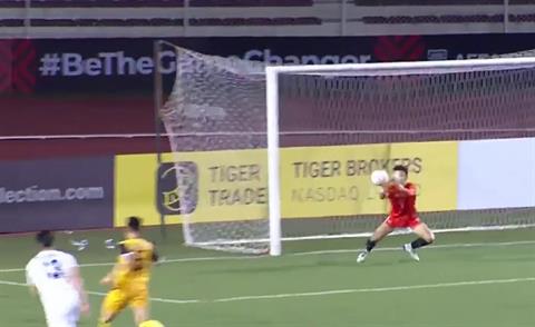 VIDEO: Thủ môn Brunei mắc lỗi sơ đẳng, biếu không bàn thắng cho đối thủ 