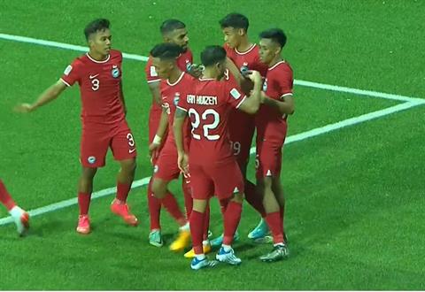 Cầu thủ Singapore lập siêu phẩm sút xa vào lưới Myanmar