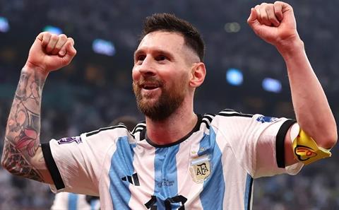 HLV Scaloni đánh giá Messi vĩ đại hơn Maradona