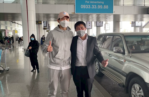 Bố ra sân bay đón, Văn Hậu được ăn Tết bù cùng gia đình
