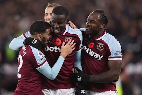 Đồng đội tại West Ham lên tiếng bảo vệ Zouma trước chỉ trích