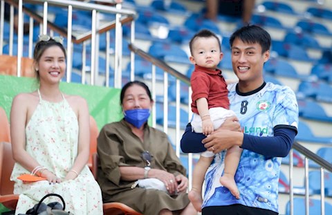 Mạc Hồng Quân lần đầu dẫn con trai đến sân Quy Nhơn
