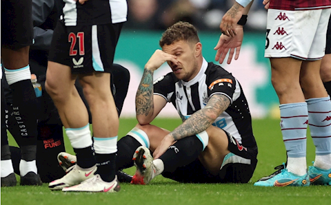 Người hùng Trippier của Newcastle chống nạng rời sân, nghi ngờ gãy xương