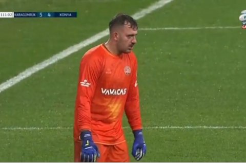 VIDEO: Cựu thủ môn Arsenal để thủng lưới 4 bàn vì rét run