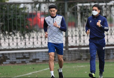 Đoàn Văn Hậu hăng hái trở lại tập luyện sau khi về nước