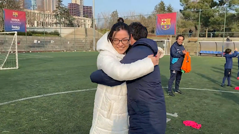 Màn cầu hôn lãng mạn ngày Valentine tại Học viện Barcelona