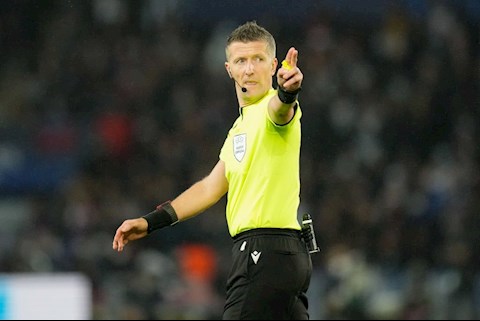 Lãnh đạo PSG xuống sân hỏi thăm trọng tài trong trận gặp Real Madrid