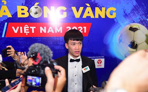 Hoàng Đức bất ngờ khi nhận giải thưởng QBV đầu tiên sự nghiệp