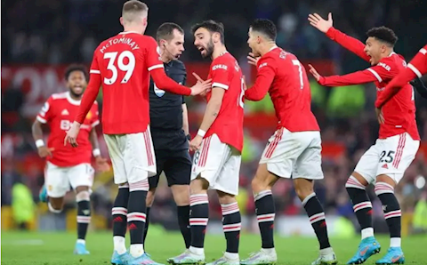 Man United nhận án phạt sau trận thắng Brighton