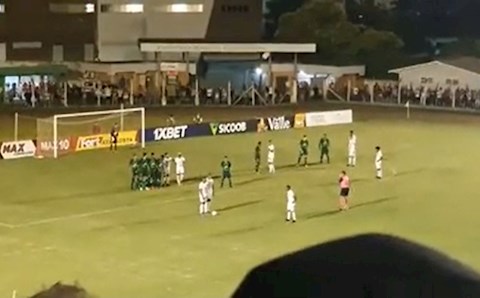 Video: Pha dàn xếp đá phạt tấu hài ở Brazil