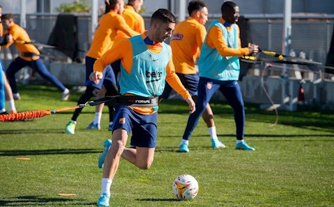 Aubameyang tập buổi đầu tiên cùng Barca