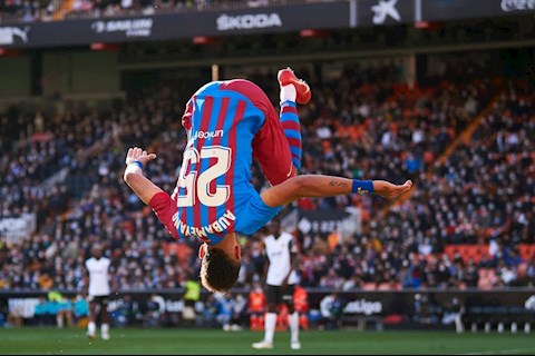 Aubameyang nhảy santo sau khi ghi bàn thắng đầu tiên cho Barca