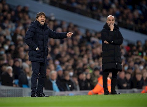 Pep Guardiola chê lối đá phản công của Tottenham, Conte phản pháo