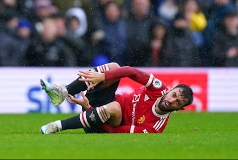 Sau Paul Scholes, tới lượt Gary Neville công kích Bruno Fernandes