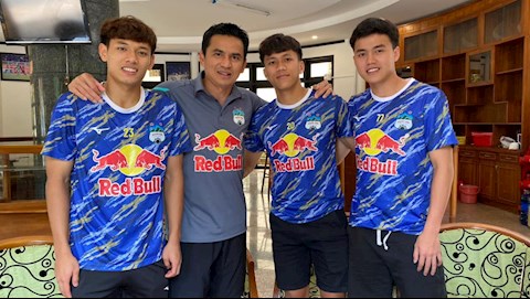 HLV Kiatisuk khích lệ tinh thần dàn sao HAGL sang Campuchia làm nhiệm vụ