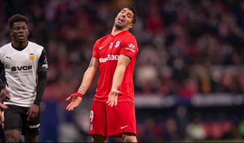 Luis Suarez ngồi dự bị ở trận đấu với MU