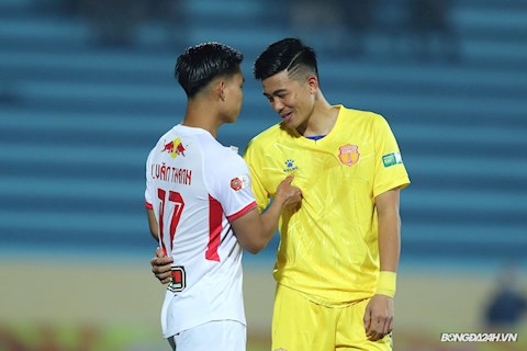 Thú vị hình ảnh Văn Thanh trêu cầu thủ Nam Định