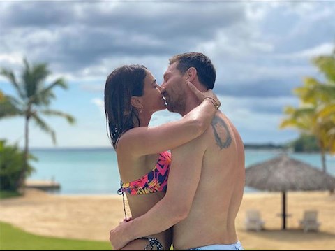 Lionel Messi ngọt ngào trong ngày sinh nhật vợ