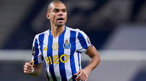 VIDEO: Pepe mang hàng nóng đi đá bóng?