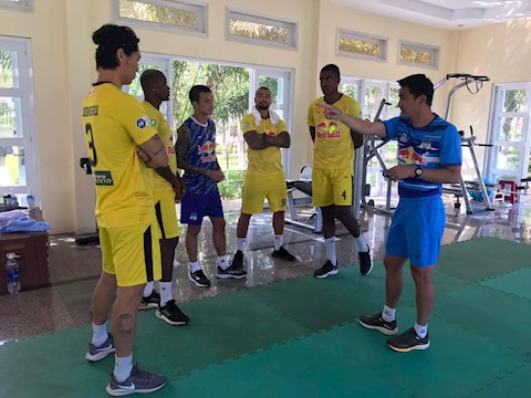 Không nghỉ Tết, trung vệ ĐT Việt Nam trở lại tập luyện cùng HLV Kiatisuk