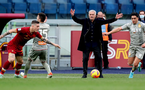 Roma bị VAR tước bàn thắng phút chót, Mourinho nổi trận lôi đình