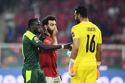 Bị Salah bắt bài, Mane đá trượt penalty