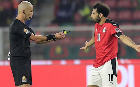 Video: Trọng tài “thôi việc” ngay trên sân vì bị Salah chất vấn