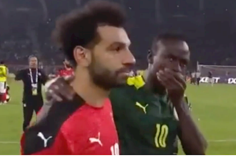 VIDEO: Mane ngăn Salah rơi nước mắt sau trận chung kết CAN 2022
